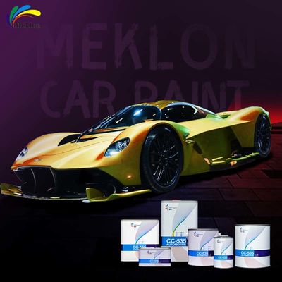 Gelas Emas Dan Kedalaman Mobil Dengan Cat Mobil Mutiara Emas